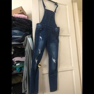 ❗️ClosetClosing❗️NWOT Distress demin overalls